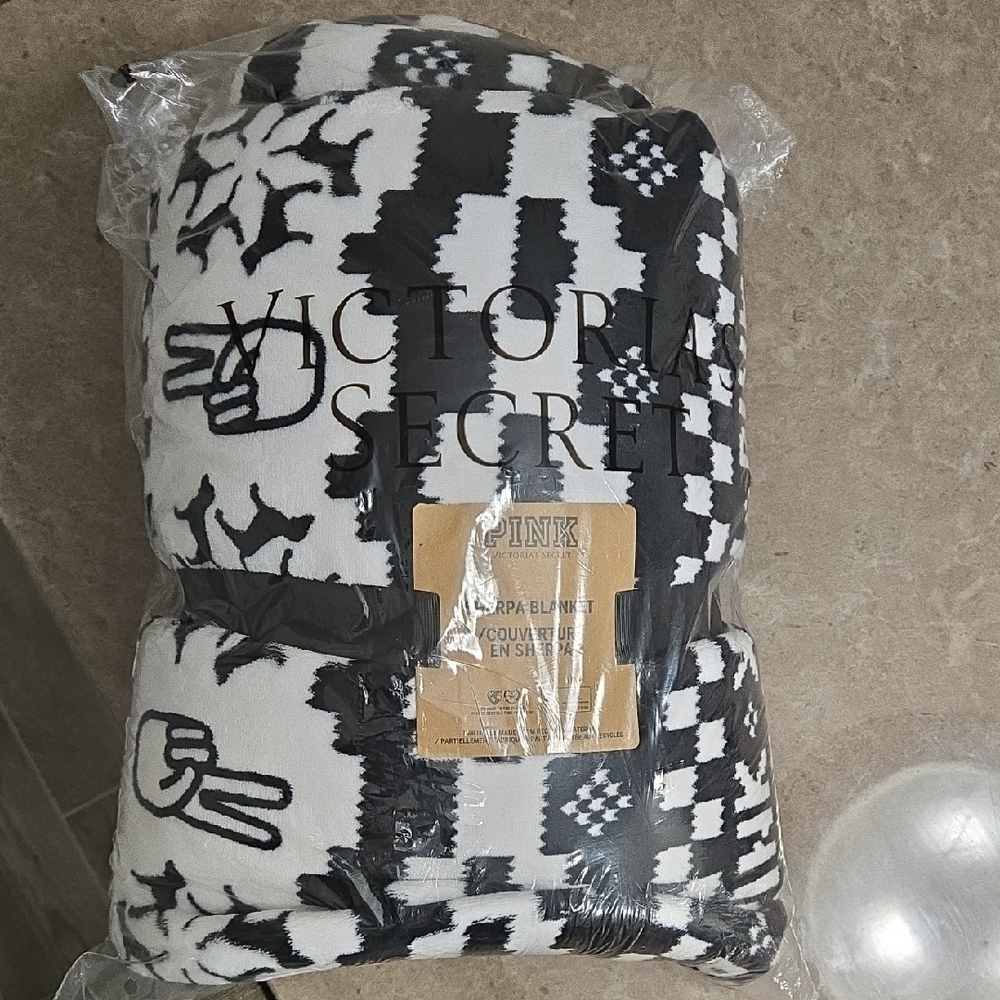 Victoria's Secret Black and White Sherpa Blanket - Picture 3 of 3